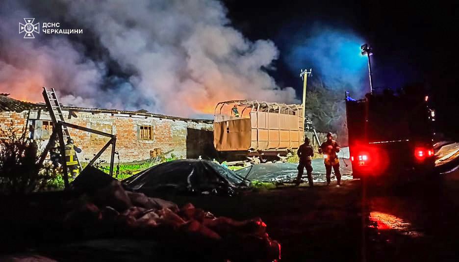 На Черкащині внаслідок ворожої атаки спалахнула ферма